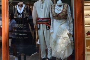 De communistische kanten en het historische centrum van Tirana