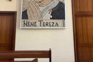 De communistische kanten en het historische centrum van Tirana