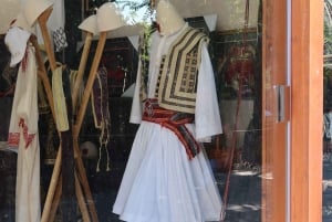 De communistische kanten en het historische centrum van Tirana