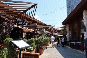 De communistische kanten en het historische centrum van Tirana