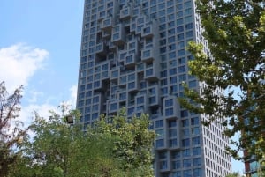 De communistische kanten en het historische centrum van Tirana