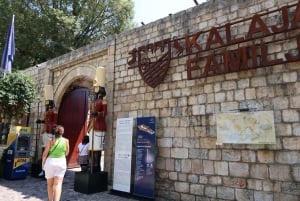 De communistische kanten en het historische centrum van Tirana