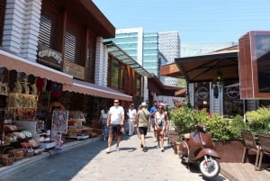 De communistische kanten en het historische centrum van Tirana