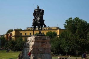 Tirana mellom lys og mørke.