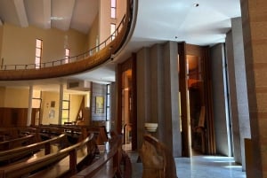 Tirana mellom lys og mørke.