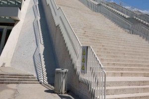 Tirana mellom lys og mørke.