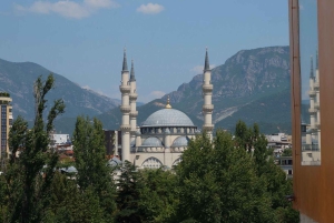 Tirana mellom lys og mørke.