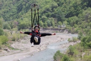 Depuis Tirana : Aventure en tyrolienne à Petrela avec transport