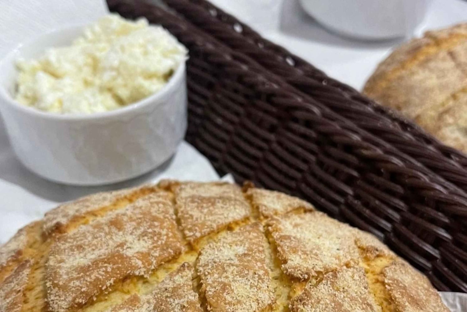 ベラトから：ハニ・イ・ケロシットでの屋外シェフランチ