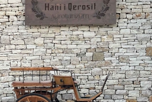 ベラトから：ハニ・イ・ケロシットでの屋外シェフランチ