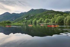 Da Budva: Tour in kayak di un giorno sul lago Skadar