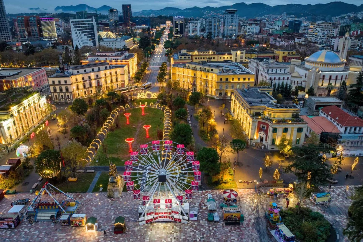 Da Durazzo/Golem: tour guidato di Tirana (giorno/notte)
