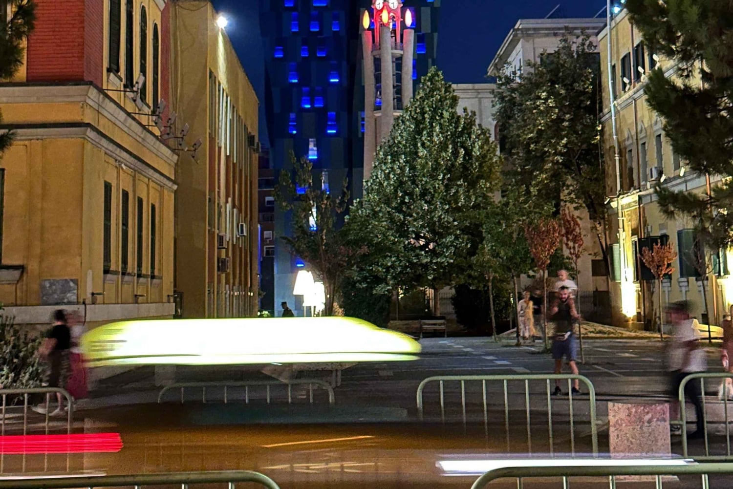 Da Durazzo/Golem: tour guidato di Tirana (giorno/notte)