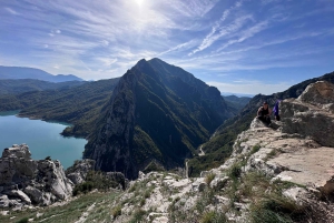 Maastoajelu nelivetoisella ja lounas: Sotiran vesiputous, Banja-järvi ja Berat