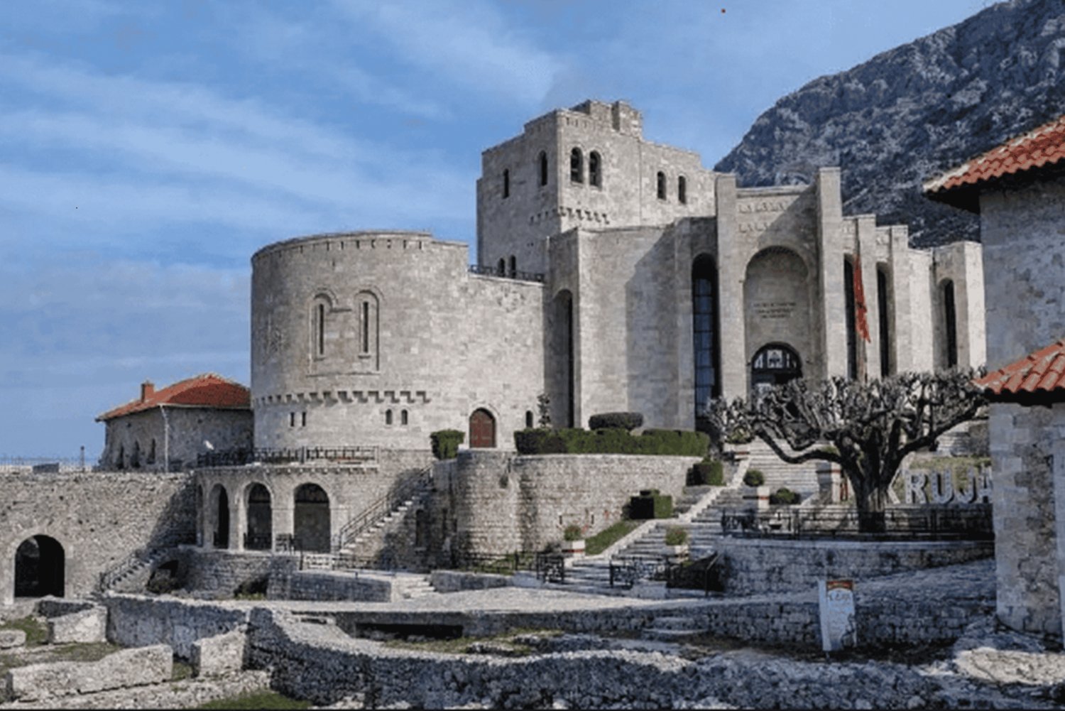 Kruja slott och gamla basaren från Durres/Golem