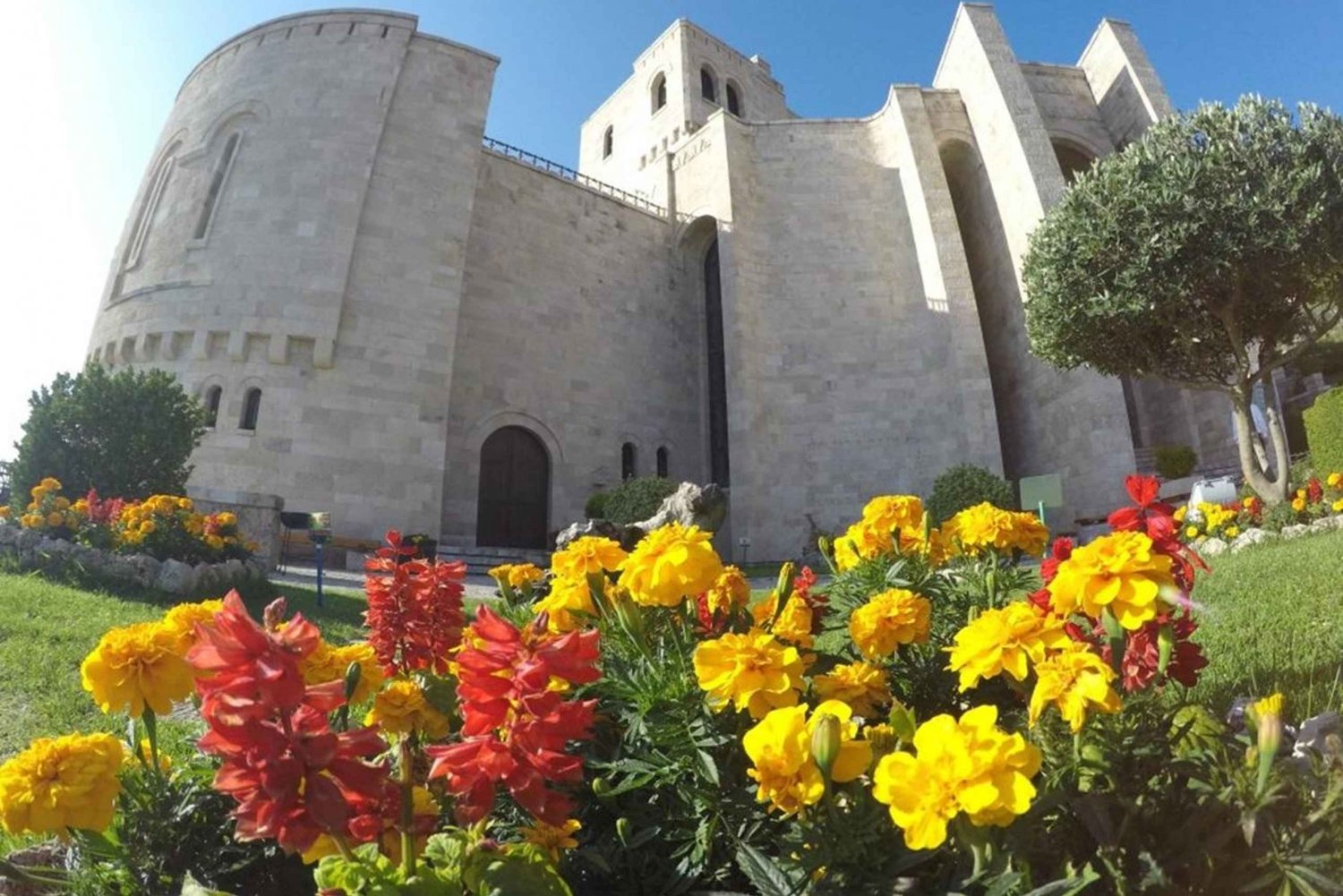 Från Durres/Golem: Kruja slott och gamla basaren