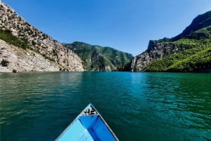 Au départ de Durrës : excursion d'une journée à la rivière Shala et au lac Komani