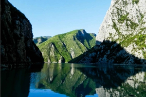 Au départ de Durrës : excursion d'une journée à la rivière Shala et au lac Komani