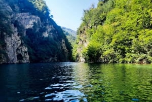 Au départ de Durrës : excursion d'une journée à la rivière Shala et au lac Komani