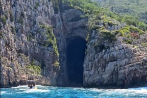 Au départ de Durrës : bateau rapide vers l'île de Sazan, la grotte et Karaburun