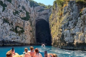 Au départ de Durrës : bateau rapide vers l'île de Sazan, la grotte et Karaburun