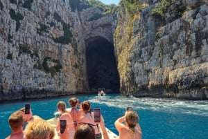 Au départ de Durrës : bateau rapide vers l'île de Sazan, la grotte et Karaburun