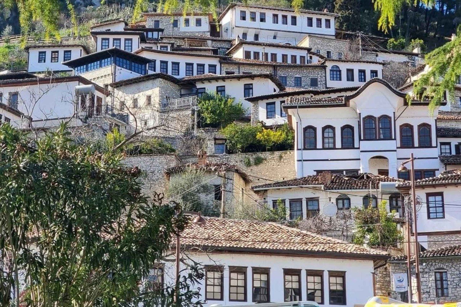 Tirana/Durrës/Golem: Beratin päiväretki + viininmaistelu