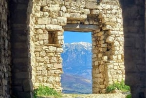 ティラナ/ドゥラス/ゴレム発：ベラト日帰りツアー + ワインテイスティング