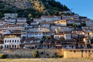 ティラナ/ドゥラス/ゴレム発：ベラト日帰りツアー + ワインテイスティング