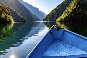 Vanaf de Koman-dam: boottocht over de Shala-rivier en het Komani-meer