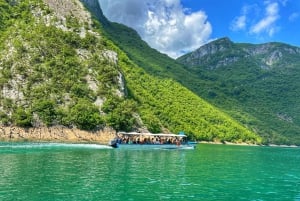 Depuis le barrage de Komani : lac Komani et rivière Shala - TOUR EN BATEAU -