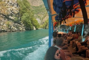 Depuis le barrage de Komani : lac Komani et rivière Shala - TOUR EN BATEAU -