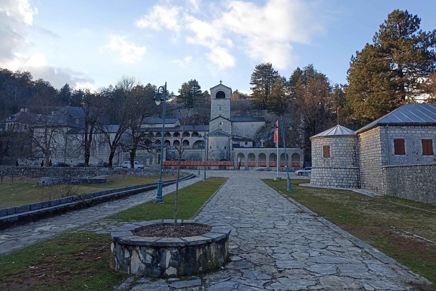 Z Podgoricy: Rijeka, Crnojevica i Cetinje - historia i przyroda