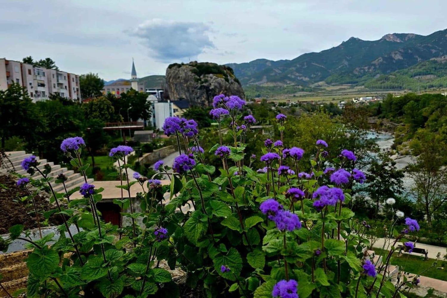 De Saranda, explora os banhos termais de Permet e a histórica Tepelene