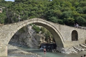 De Saranda, explora os banhos termais de Permet e a histórica Tepelene