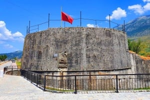 De Saranda, explora os banhos termais de Permet e a histórica Tepelene