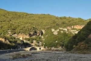 De Saranda, explora os banhos termais de Permet e a histórica Tepelene