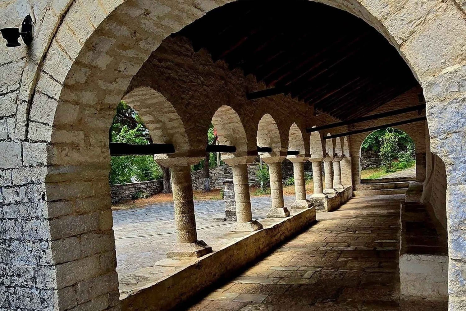 De Saranda: visita ao Lago Viroi, à Igreja de Labova e a Libohovë