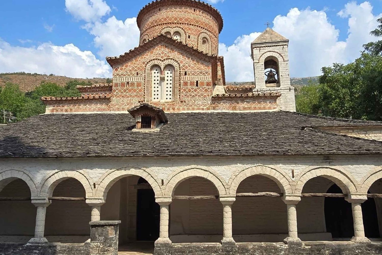 De Saranda: visita ao Lago Viroi, à Igreja de Labova e a Libohovë