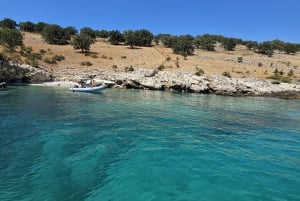 Sarandë: Boat Tour to Kroreza with Drink and Umbrella