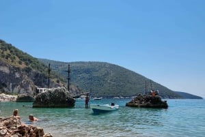 Sarandë: Boat Tour to Kroreza with Drink and Umbrella