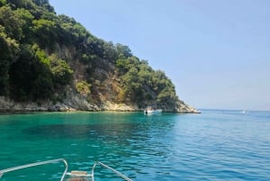 Sarandë: Boat Tour to Kroreza with Drink and Umbrella