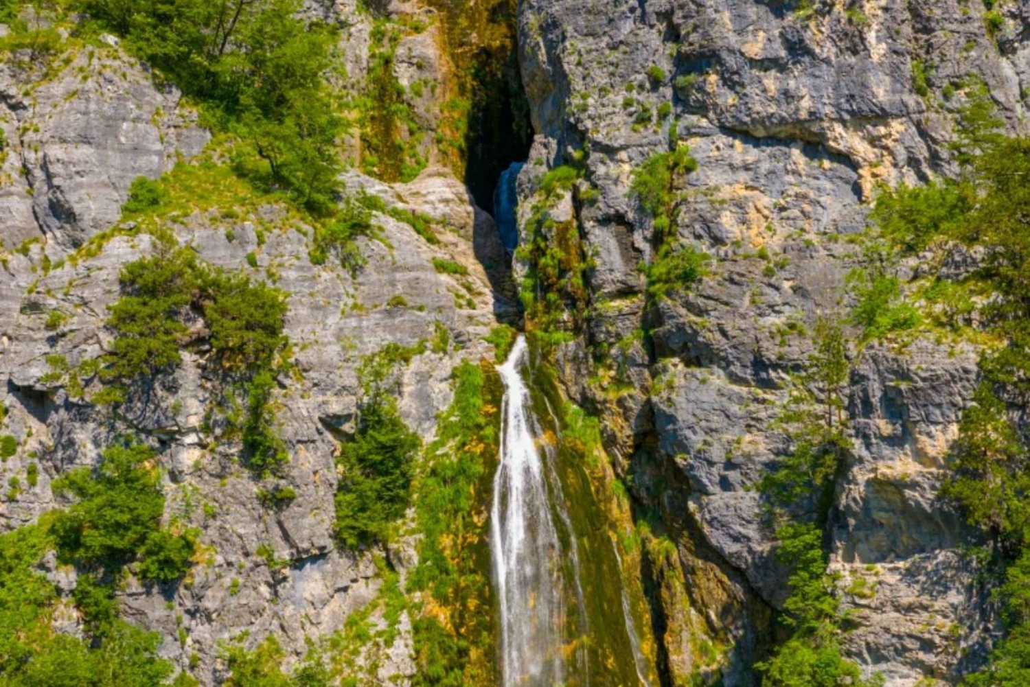 Desde Shkoder: tour de 2 días a Theth con alojamiento