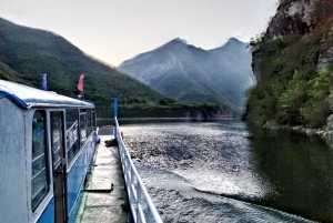 De Tirana: excursão de caminhada de 3 dias pelo lago Koman, Valbona e Theth