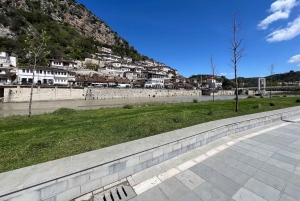 Von Tirana aus: Berat und Belshi See Tagestour