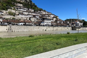 Von Tirana aus: Berat und Belshi See Tagestour