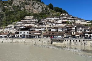 Von Tirana aus: Berat und Belshi See Tagestour