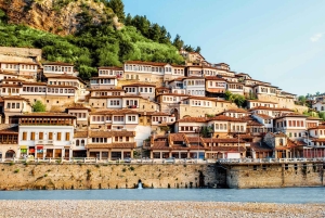 ティラナ発：ベラト城とオヌフリ美術館への日帰りツアーをご案内いたします