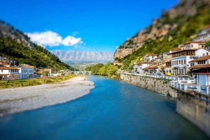 ティラナ発：ベラト城とオヌフリ美術館への日帰りツアーをご案内いたします