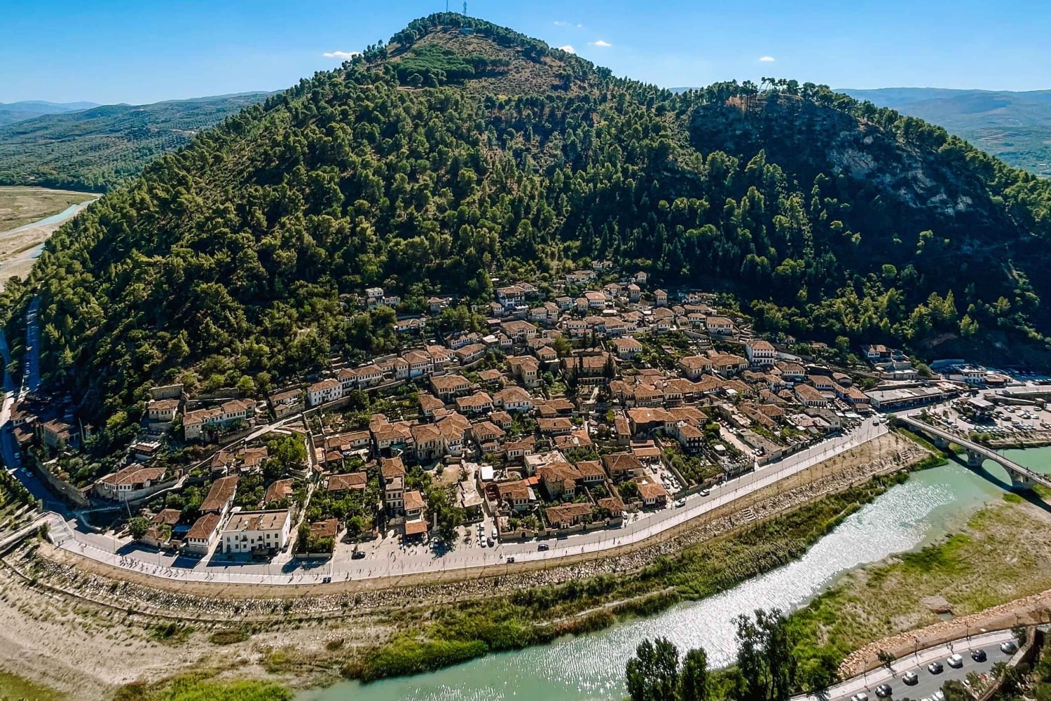 Z Tirany: wycieczka do miasta Berat, jeziora Belshi i łaźni rzymskich